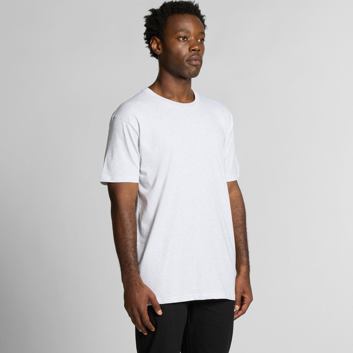 White crew neck t-shirt with short sleeves and ribbed neckline, made of cotton.