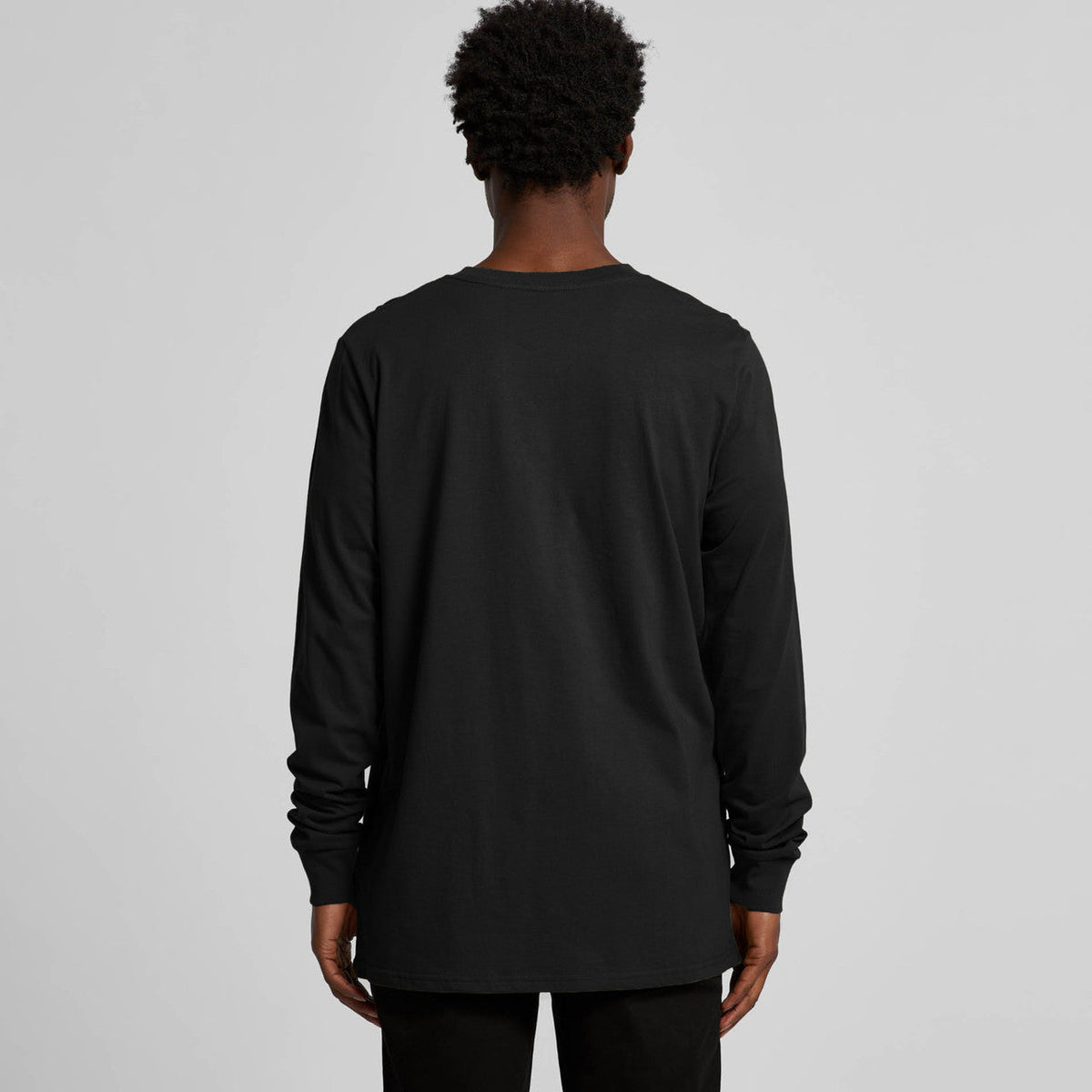 Black long-sleeve t-shirt with a crew neck and ribbed cuffs, made of cotton.